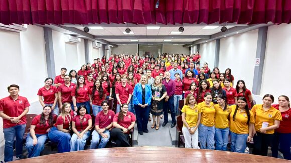 Omar Del Valle lleva a la Escuela Normal el documental ‘Vitrales: La historia de Cinthya’