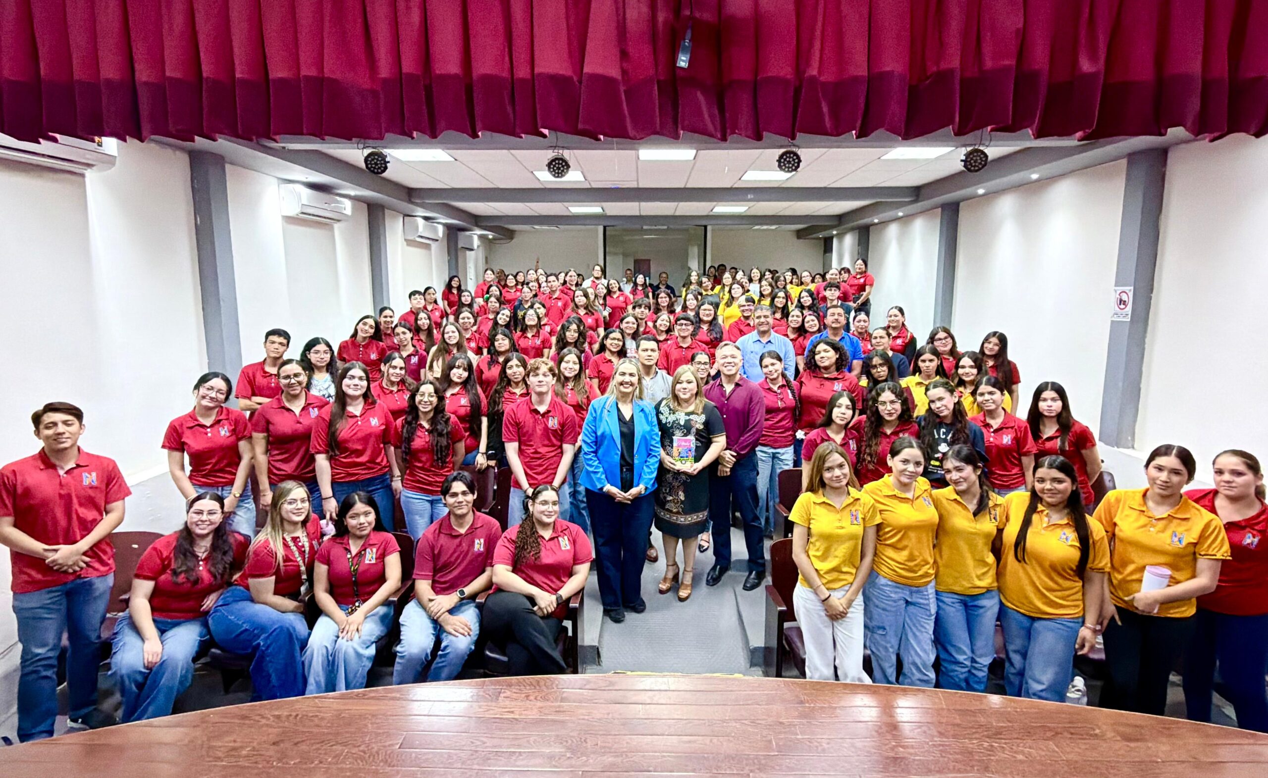 Omar Del Valle lleva a la Escuela Normal el documental ‘Vitrales La historia de Cinthya’