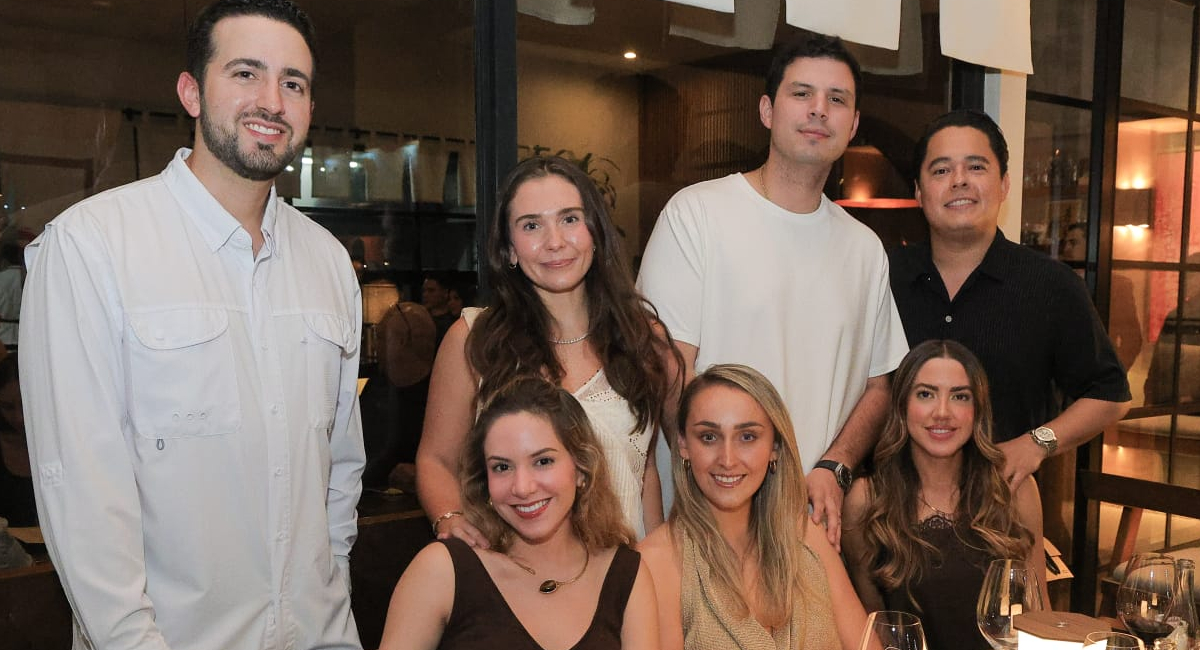 Rafael González, propietario del Restaurante Zen, junto a su familia
