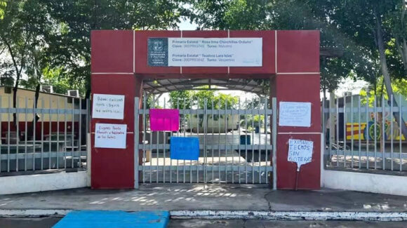 Padres toman escuela en El Campanario por techos dañados y riesgo para más de 30 alumnos