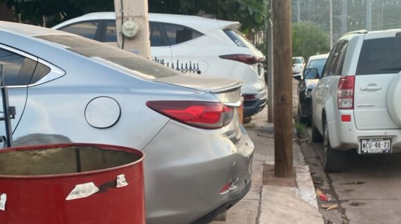 Peatones enfrentan riesgos por banquetas obstruidas en fraccionamientos del norte de Empalme