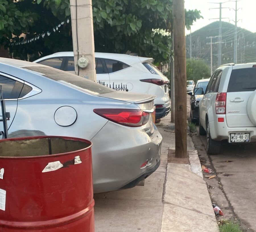 Peatones enfrentan riesgos por banquetas obstruidas en fraccionamientos del norte de Empalme