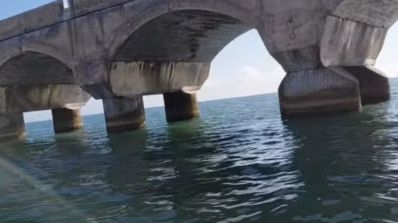 Pescadores alertan por posible derrame de diésel frente a costas de Progreso