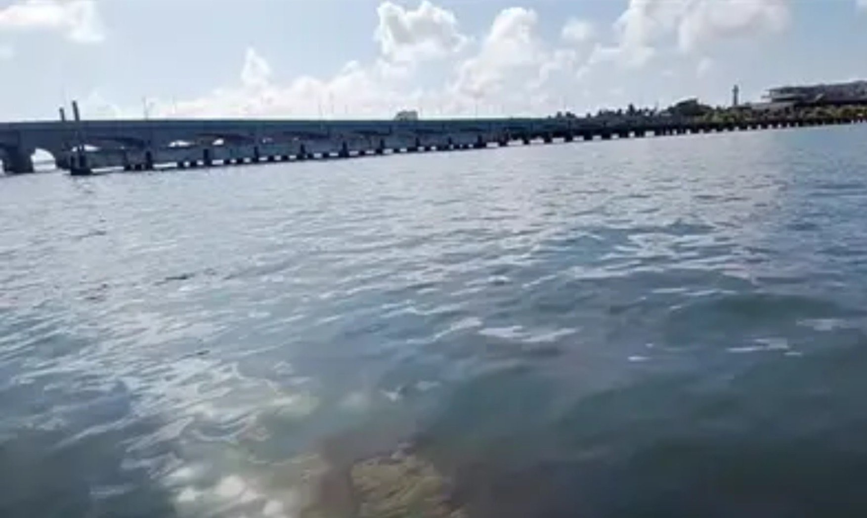 Pescadores alertan por posible derrame de diésel frente a costas de Progreso