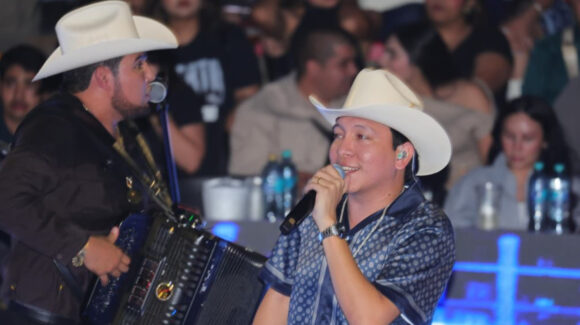 ¡Casa llena! Cornelio Vega Jr y Los Perdidos de Sinaloa desatan fiesta en el Palenque de Hermosillo