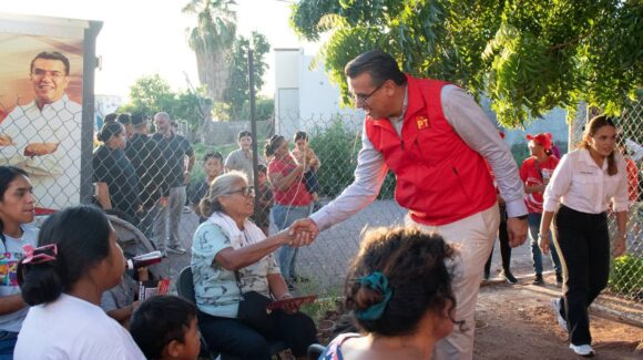 Ramón Flores recorre Colinas del Sol y escucha necesidades de vecinos de Guaymas