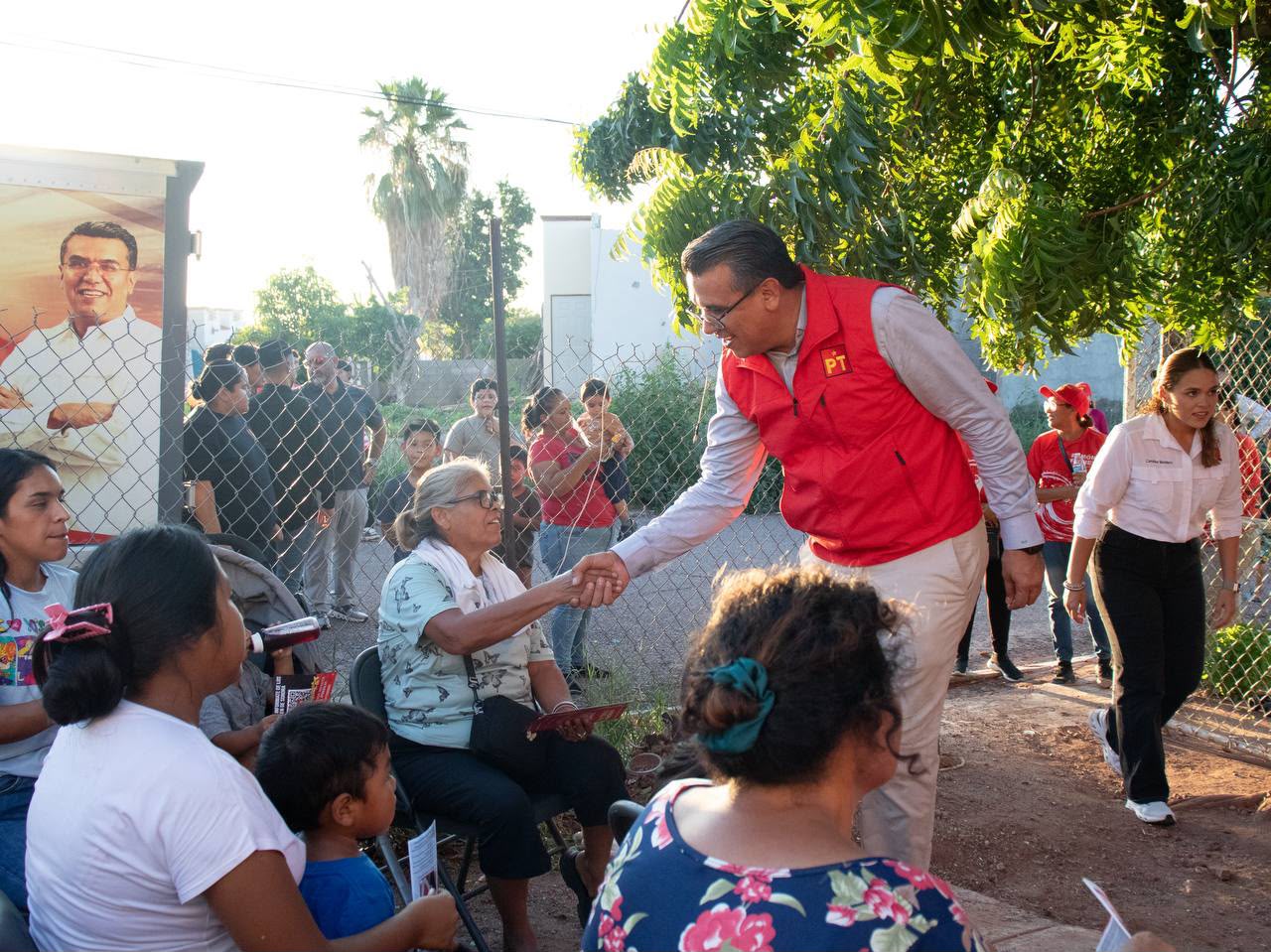 Ramón Flores recorre Colinas del Sol y escucha necesidades de vecinos de Guaymas