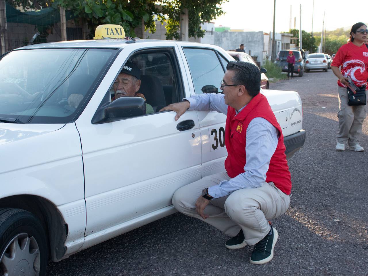 Ramón Flores recorre Colinas del Sol y escucha necesidades de vecinos de Guaymas