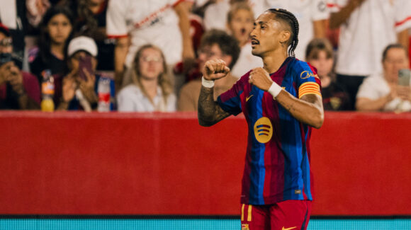 Raphinha está imparable; marca triplete y Barcelona remonta al Sevilla para mantener el liderato de LaLiga