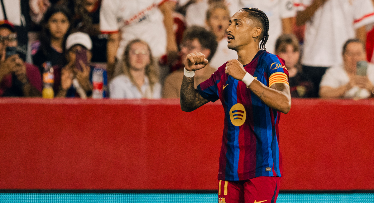 Raphinha marcó otro triplete en la temporada y el Barcelona venció al Sevilla para ampliar su paso invicto en LaLiga