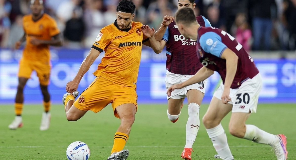 Raúl Jiménez no pudo marcar en la derrota del Wolverhampton ante el West Ham, cediendo así el liderato de la Championship