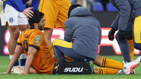Raúl Jiménez enciende las alarmas; sale lesionado con los Wolves y podría perderse la convocatoria de México