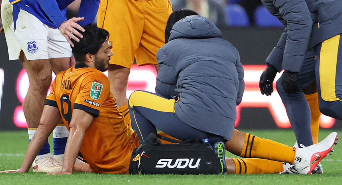 Raúl Jiménez sufrió una lesión con el Wolverhampton en la Carabao Cup y ahora peligra su convocatoria a la Selección Mexicana