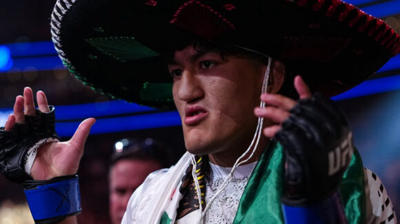 El mexicano Raúl Rosas se encuentra a tan solo horas de entrar a los libros de historia de la UFC