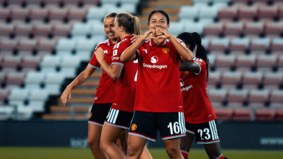 Rebeca Bernal firma doblete con Manchester United y hace historia como la primera mexicana en anotar en Inglaterra