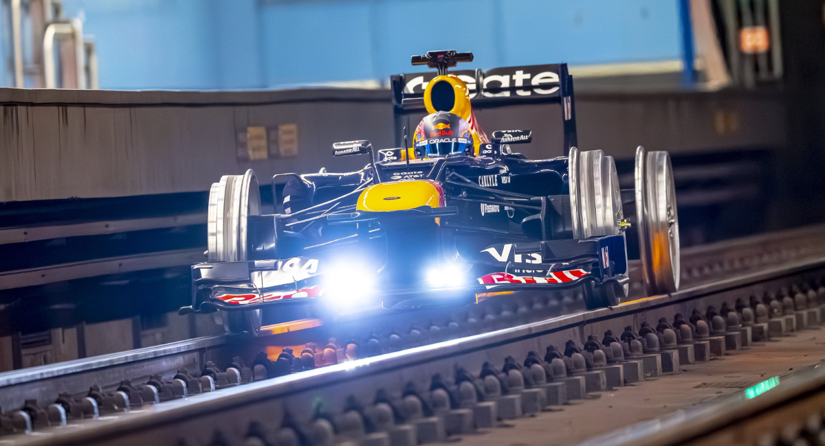 Red Bull recorrió el metro de Madrid con un monoplaza, días antes de estrenar el MadRing durante el GP de España