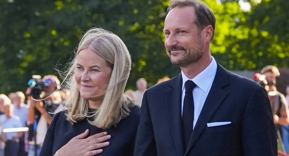 Reina Mette-Marit de Noruega es hospitalizada por problemas con su trasplante de pulmón en ceremonia de sucesión del Rey Haakon VIII
