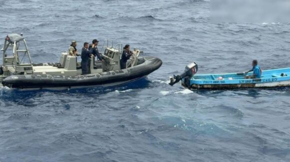 Rescatan con vida a pescador tras pasar más de una semana a la deriva frente a costas de Oaxaca