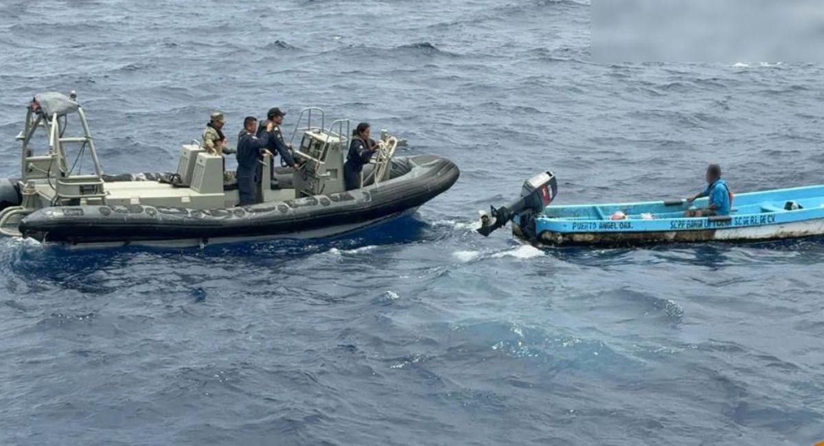 Rescatan con vida a pescador tras pasar más de una semana a la deriva frente a costas de Oaxaca