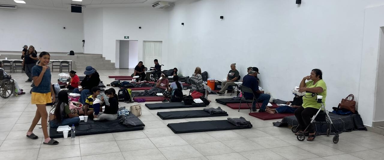 Resguardan a familias en albergues ante llegada del huracán
