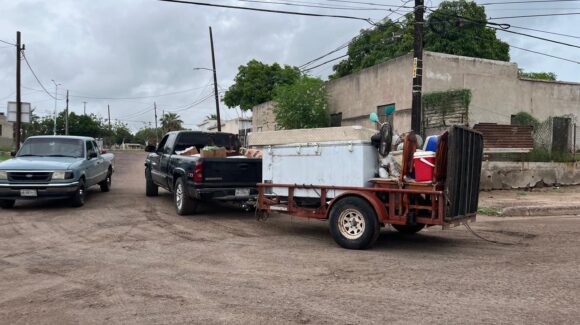 Resguardan a familias en albergues ante llegada del huracán