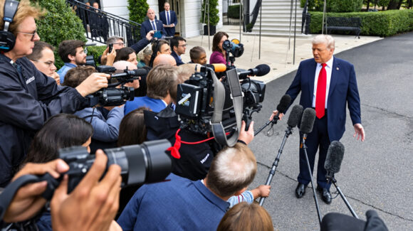 Revés a Donald Trump: Juez federal ordena permitir acceso a la Casa Blanca a tres medios vetados