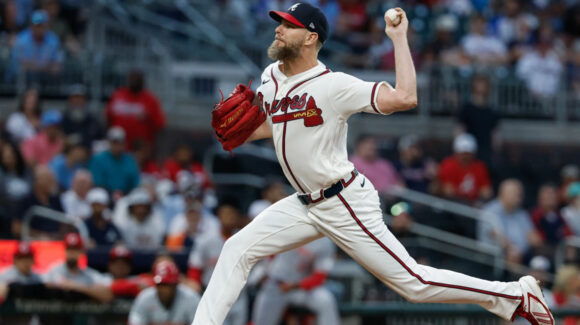Sale abanica a 10 para alcanzar los 200 ponches en la temporada y los Braves superan a los Reds