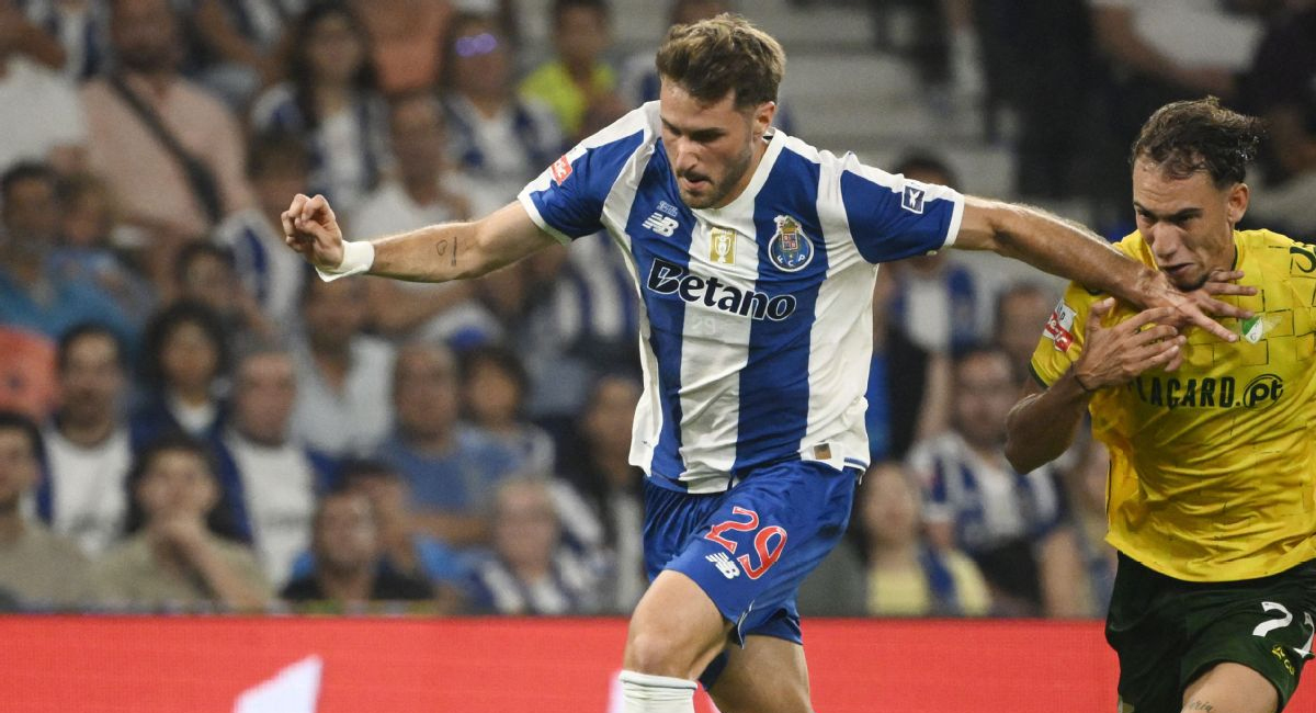 Santi Giménez regresa a Champions