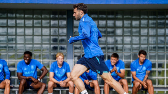 Santiago Giménez apunta a debutar con Porto ante Moreirense; Farioli confirma su convocatoria