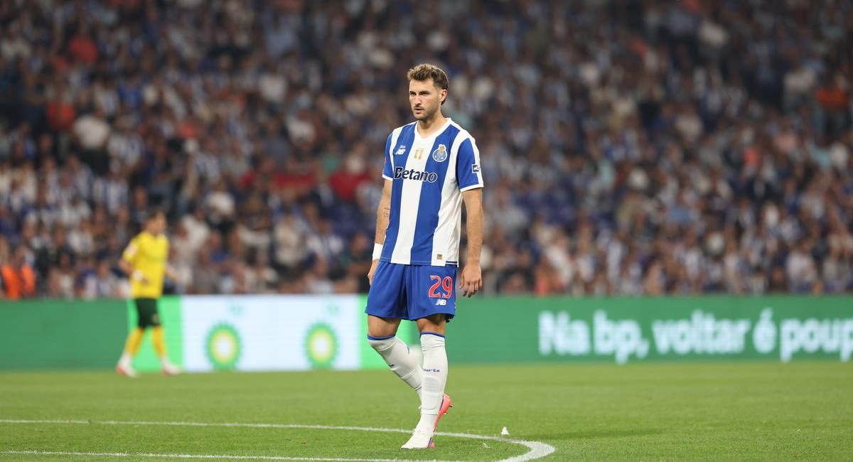 Santiago Giménez sumó minutos con el Porto en la derrota ante el Manchester City de la Champions League