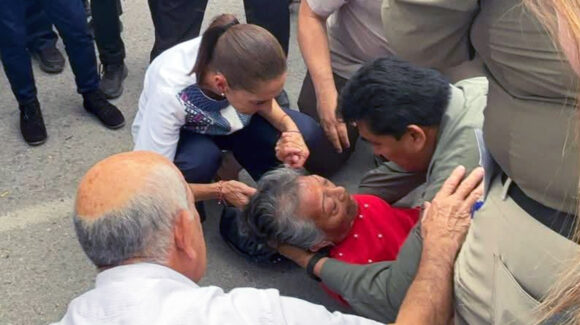 VIDEO: Sheinbaum rompe protocolo y auxilia a adulta mayor que se desvaneció en San Luis Potosí