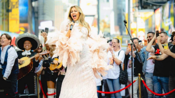 Thalía divide opiniones por su versión de ‘Así fue’ de Juan Gabriel en Times Square