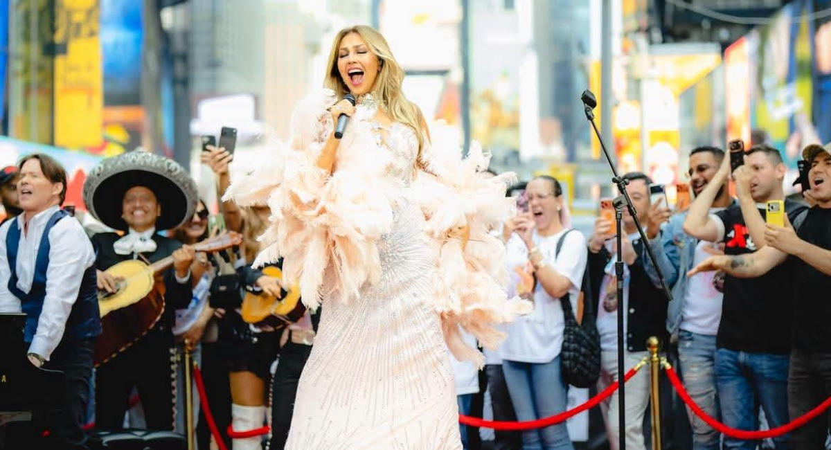 Thalía divide opiniones por su versión de 'Así fue' de Juan Gabriel en Times Square