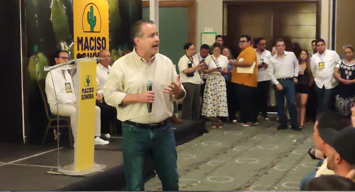 Toma protesta Antonio Astiazarán a futuros dirigentes municipales de Maciso