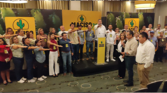 Toma protesta Antonio Astiazarán a futuros dirigentes municipales de Maciso