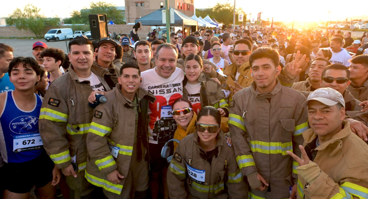 Toño Astiazarán con participantes de la carrera para celebrar el 80 aniversario del Departamento de Bomberos en Hermosillo