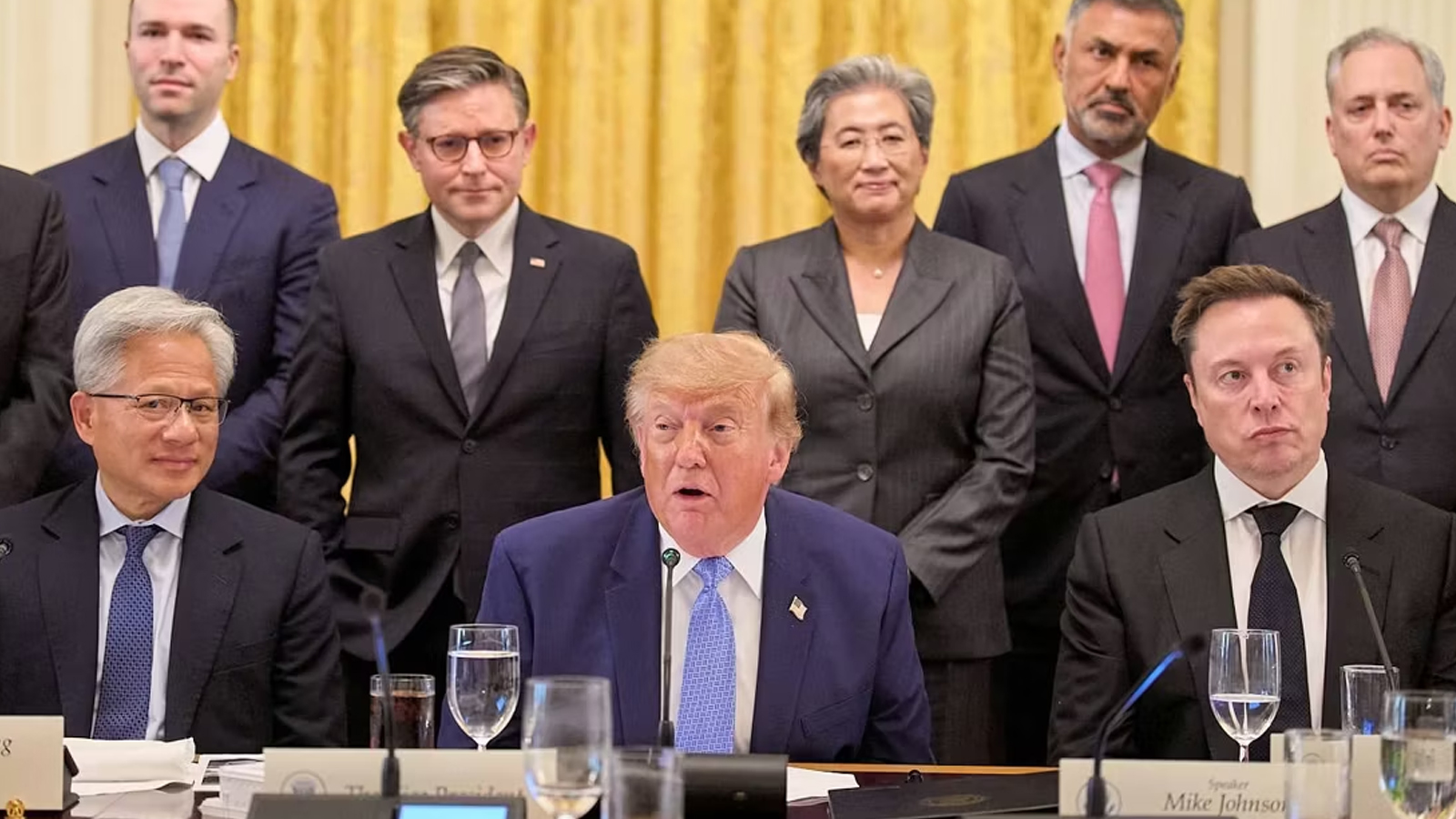Trump descarta poner límites al desarrollo de la IA y cambia su nombre a “superinteligencia” en EU