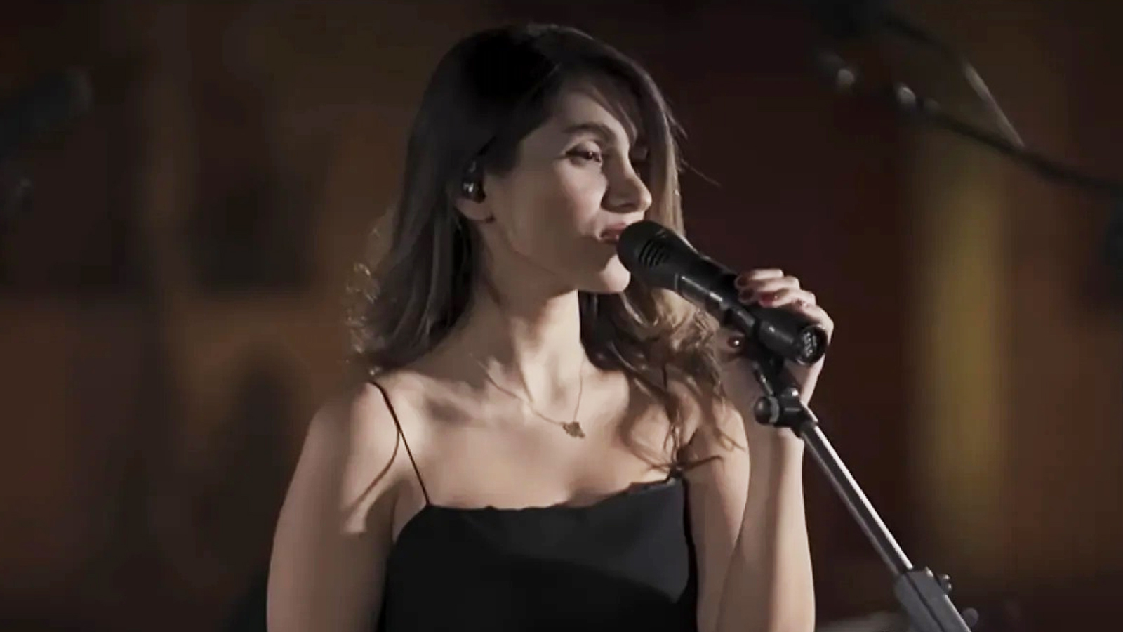 VIDEO: Irán dicta sentencia de 74 latigazos contra cantante que dio concierto virtual sin velo