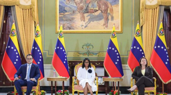 Venezuela pacta con Chevron y ENI para revivir su producción petrolera