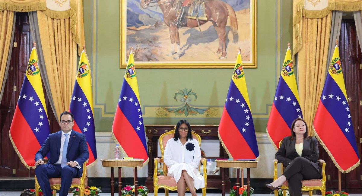 Venezuela pacta con Chevron y ENI para revivir su producción petrolera