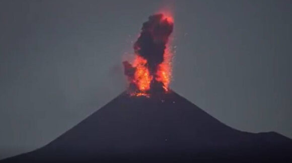 VIDEO: Volcán Anak Krakatau de Indonesia entra en erupción y obliga a suspender vuelos en Yakarta