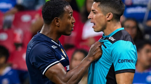 Problemas para Cruz Azul; Willer Ditta empuja a un árbitro y podría recibir una fuerte sanción en Liga MX