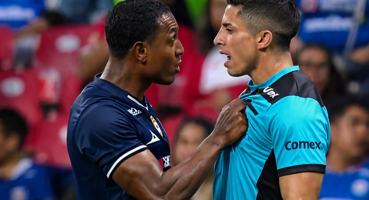 Willer Ditta se encuentra en el centro de la polémica tras empujar al árbitro asistente del duelo entre el Cruz Azul y el Toluca