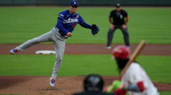 Yamamoto domina a los Reds y Dodgers se acercan al título de la División Oeste en la Nacional