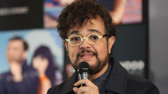 “Ya déjenme en paz”: Aleks Syntek se muestra sin peluquín y elimina la publicación rápidamente