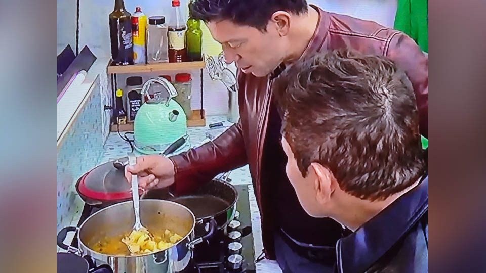 Yahir preparó caldo de queso para sus compañeros de la casa
