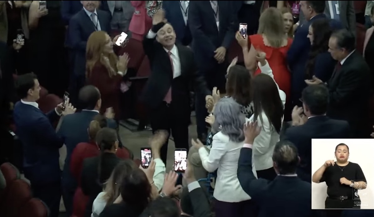 Alfonso Durazo llega al Auditorio Cívico para dar un mensaje tras la entrega de su Quinto Informe de Gobierno