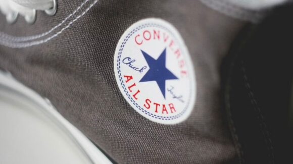 Converse pide disculpas por anuncio con la cantante Karina que evocó imágenes del KKK