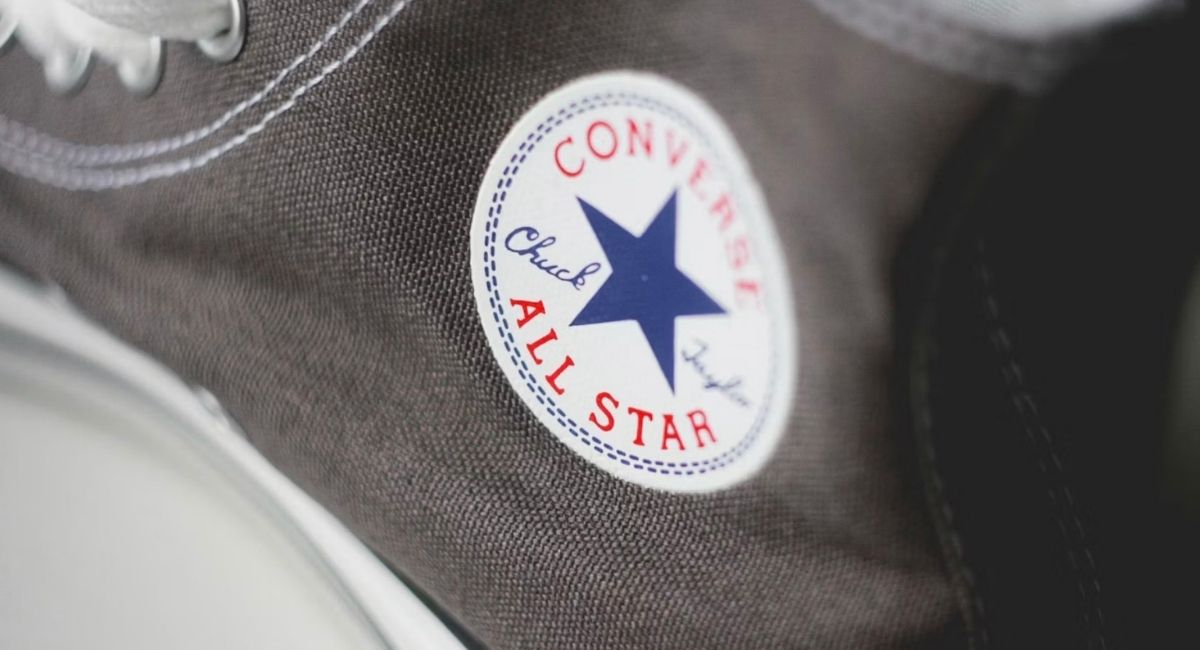 Converse se disculpa por anuncio con Karina vinculado al KKK