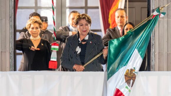 VIDEO: Delfina Gómez sufre caída tras encabezar el Grito de Independencia en Toluca